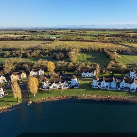 Liming Lodge - Lakeside Home In The Cotswolds South Cerney Extérieur photo
