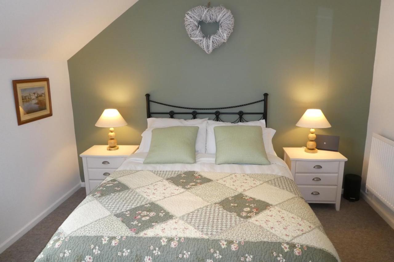 Liming Lodge - Lakeside Home In The Cotswolds South Cerney Extérieur photo