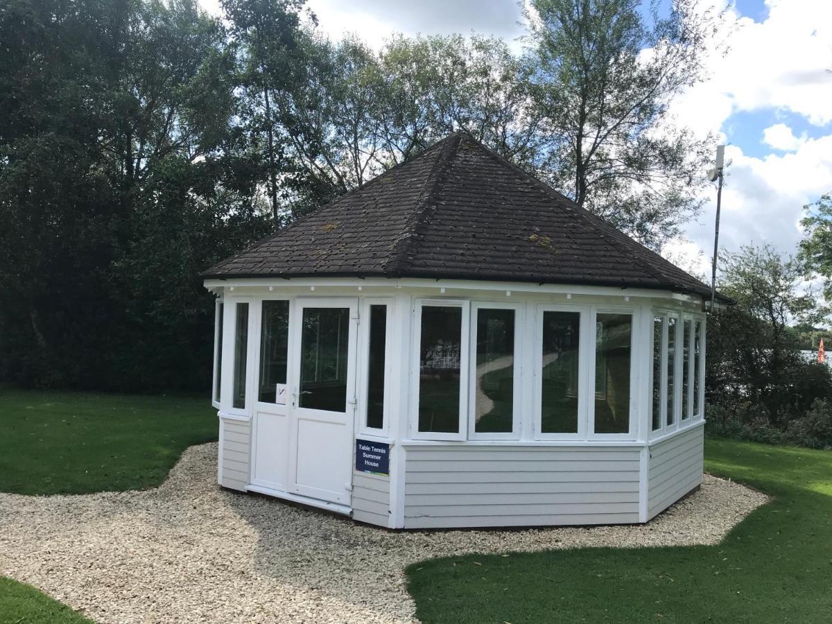 Liming Lodge - Lakeside Home In The Cotswolds South Cerney Extérieur photo
