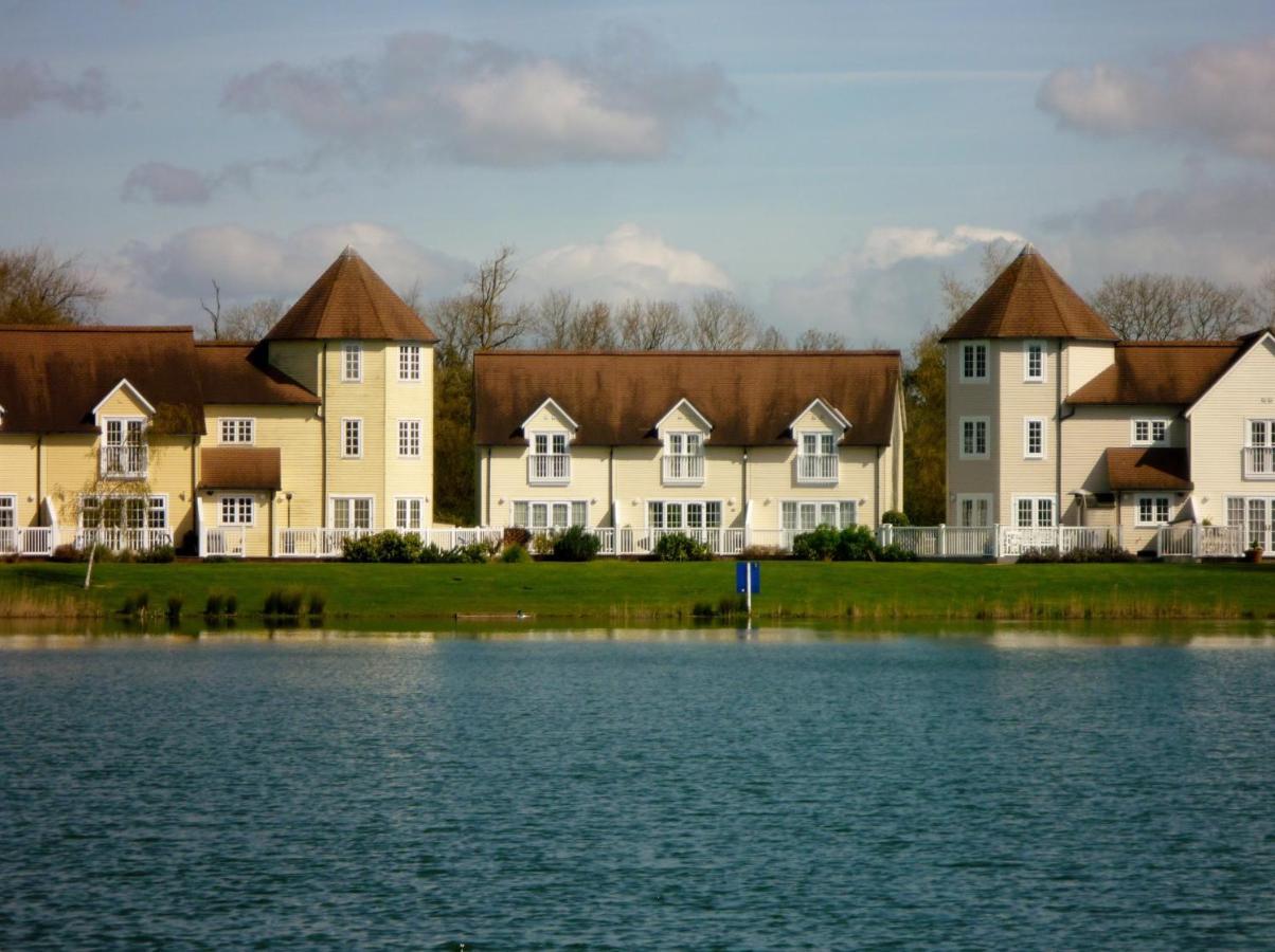 Liming Lodge - Lakeside Home In The Cotswolds South Cerney Extérieur photo