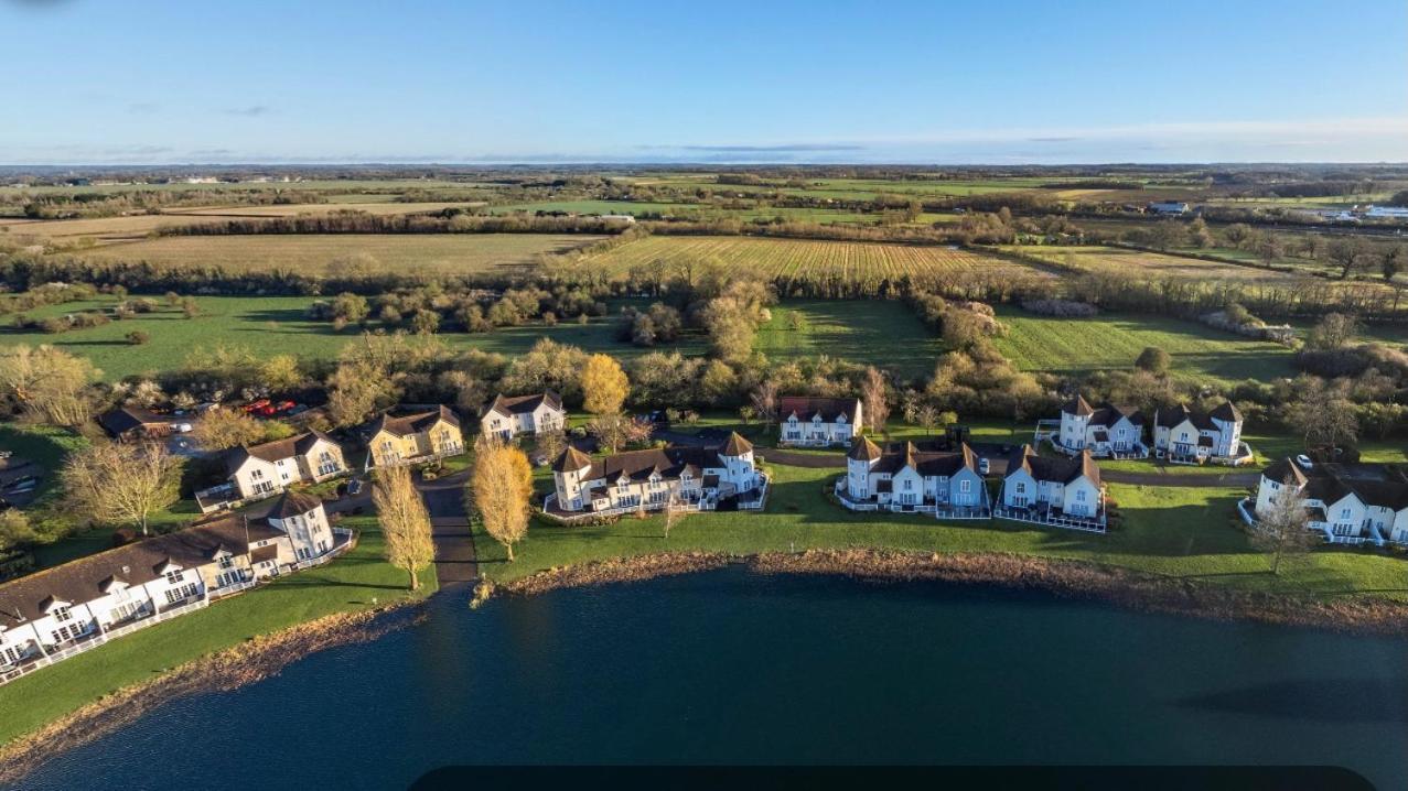 Liming Lodge - Lakeside Home In The Cotswolds South Cerney Extérieur photo